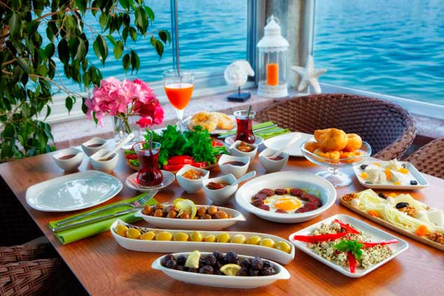 Традиционный и типичный турецкий завтрак