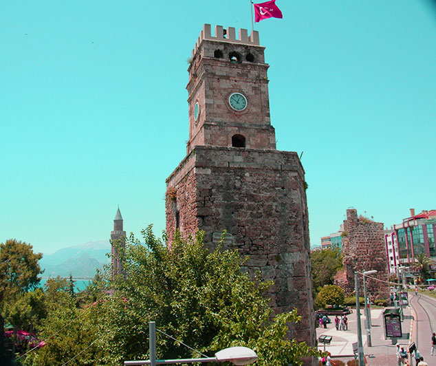 Историческая башня с часами в Белеке